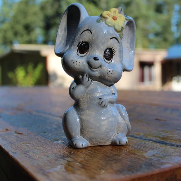 🐭Vintage 1980s Mouse Figurine Kitschy Hand Painted Clay Mouse with Flower 5.5" - Picture 1 of 4